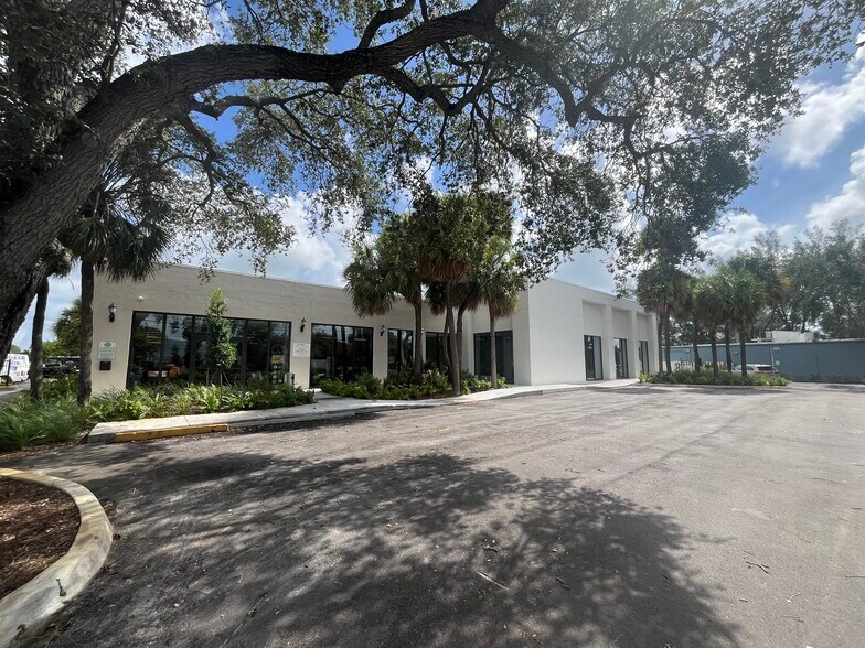 3705 W Commercial Blvd, Fort Lauderdale, FL à louer - Photo du bâtiment - Image 2 de 6