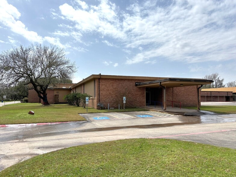 600 Charles St, Humble, TX for sale - Building Photo - Image 2 of 4