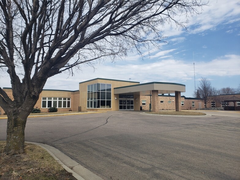 625 N Jackson Ave, Springfield, MN à louer - Photo du bâtiment - Image 3 de 21