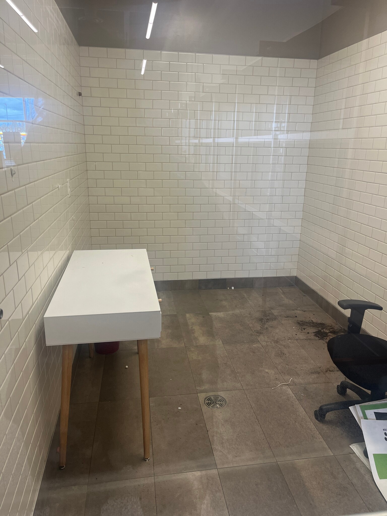 179 Leva Ave, Red Deer, AB for lease Interior Photo- Image 1 of 15