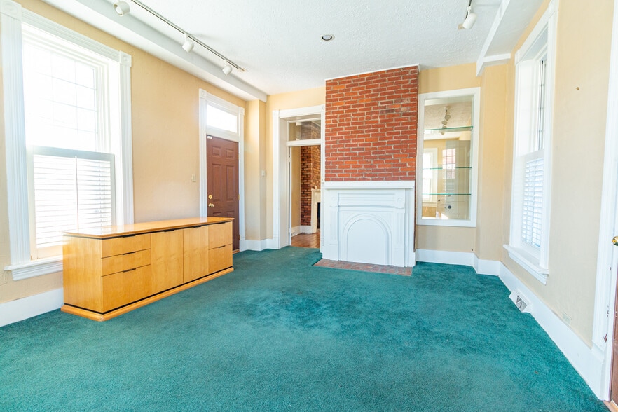 323 S Main St, Zelienople, PA à louer - Photo du bâtiment - Image 2 de 47