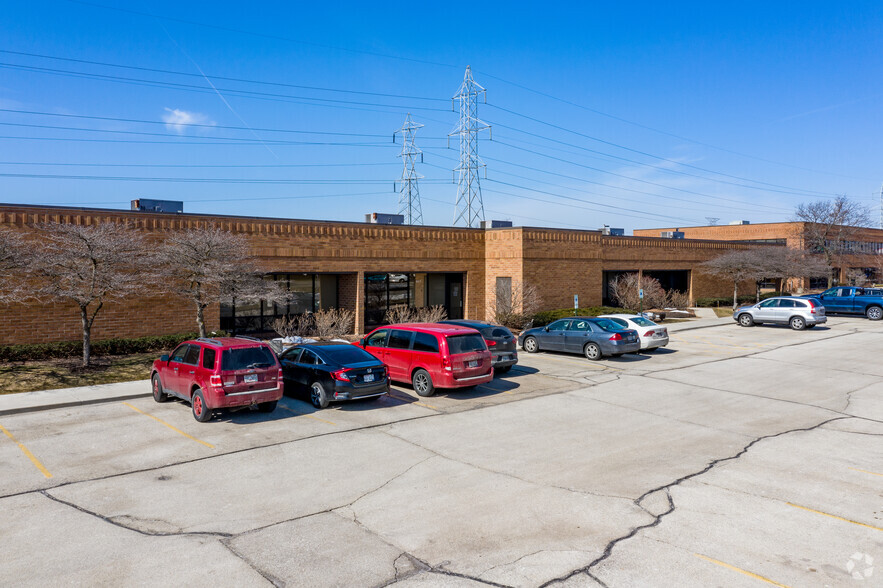 5309-5375 N 118th Ct, Milwaukee, WI for sale - Primary Photo - Image 1 of 8