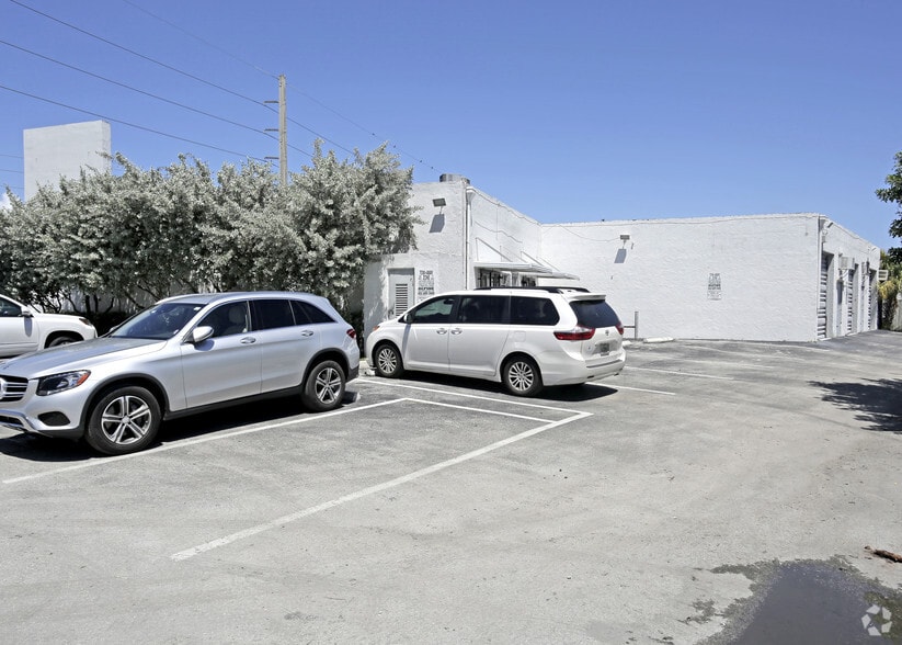 18401-18417 W Dixie Hwy, North Miami Beach, FL for lease - Building Photo - Image 3 of 4