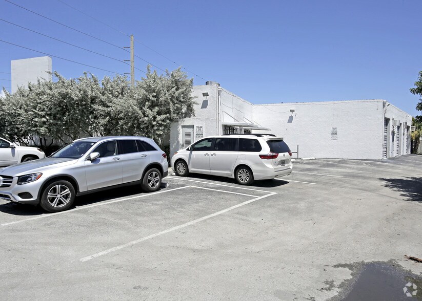 18401-18417 W Dixie Hwy, North Miami Beach, FL à louer - Photo du bâtiment - Image 3 de 4