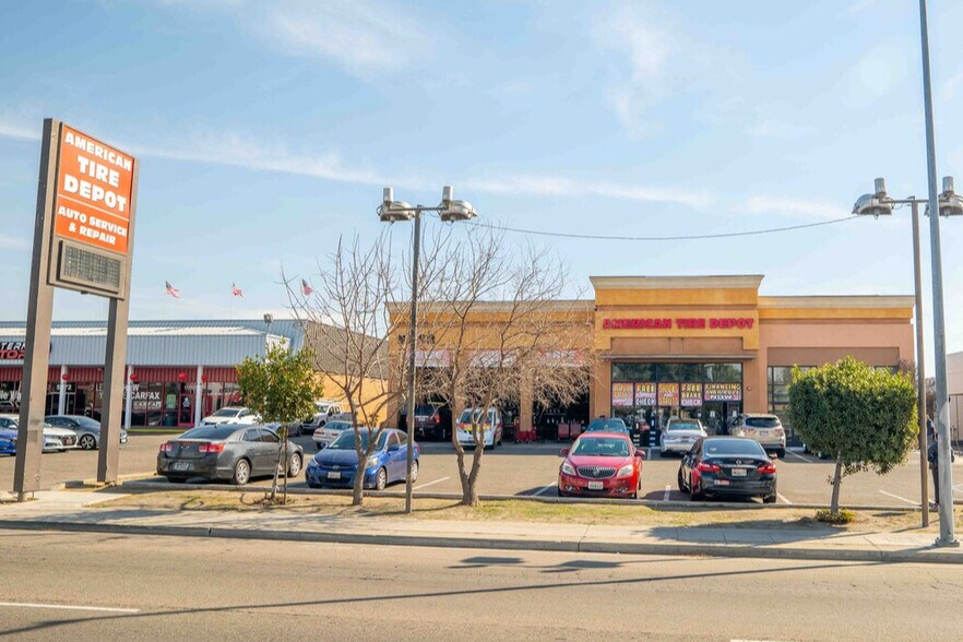 5262 N Blackstone Ave, Fresno, CA à vendre - Photo du bâtiment - Image 3 de 20