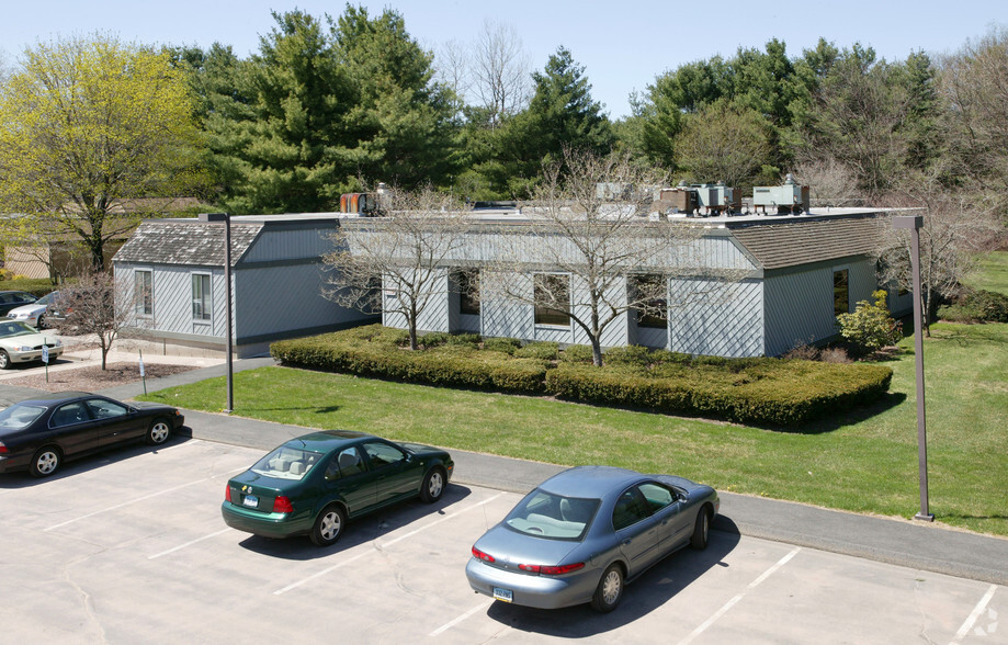 237 Hopmeadow St, Weatogue, CT for lease - Building Photo - Image 2 of 4