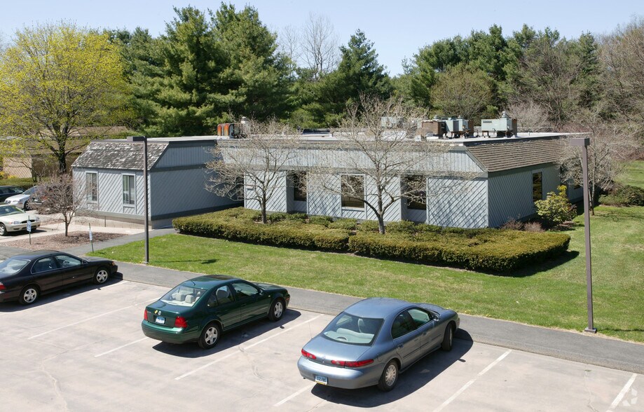237 Hopmeadow St, Weatogue, CT à louer - Photo du bâtiment - Image 2 de 4