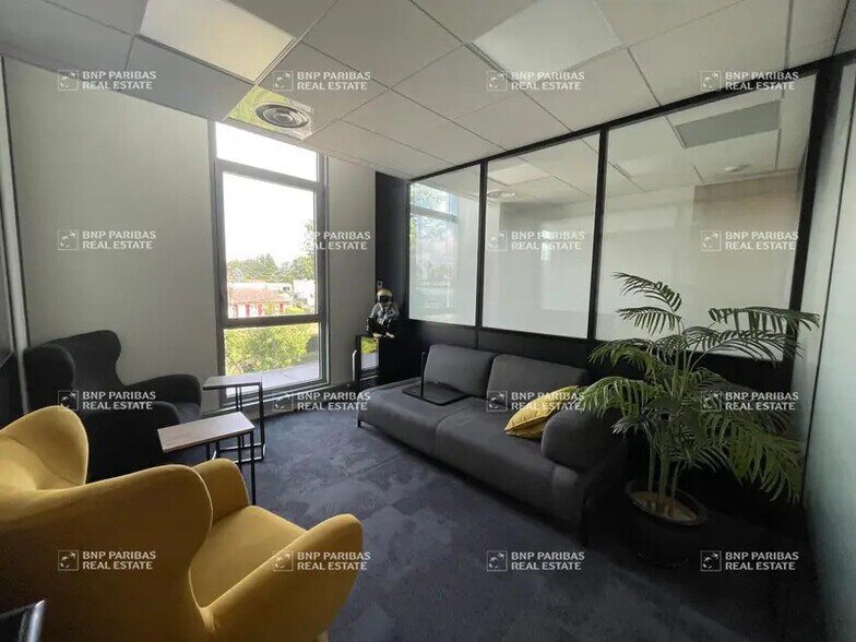 Bureau dans Limonest à louer - Photo du bâtiment - Image 2 de 18