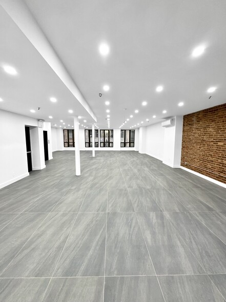 221-223 W 37th St, New York, NY for lease - Interior Photo - Image 3 of 3