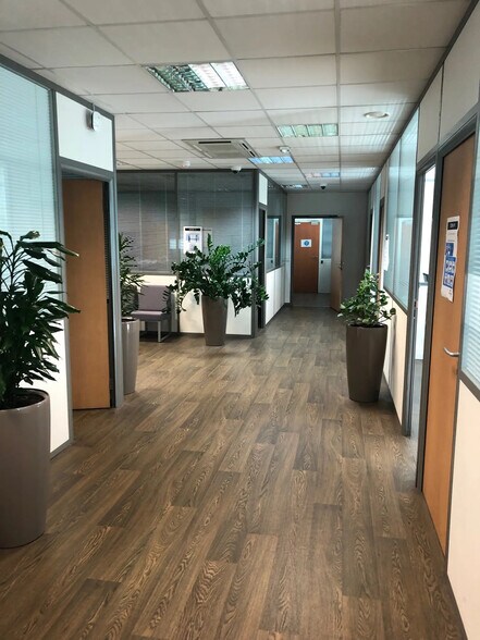 Office in CHAMPAGNE-AU-MONT-D'OR for lease - Interior Photo - Image 2 of 7