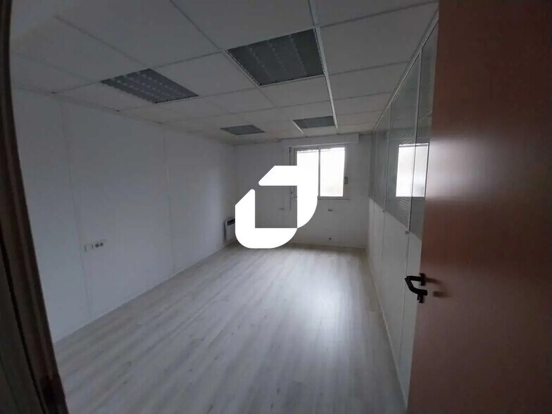 Office in Poissy for lease - Interior Photo - Image 3 of 8