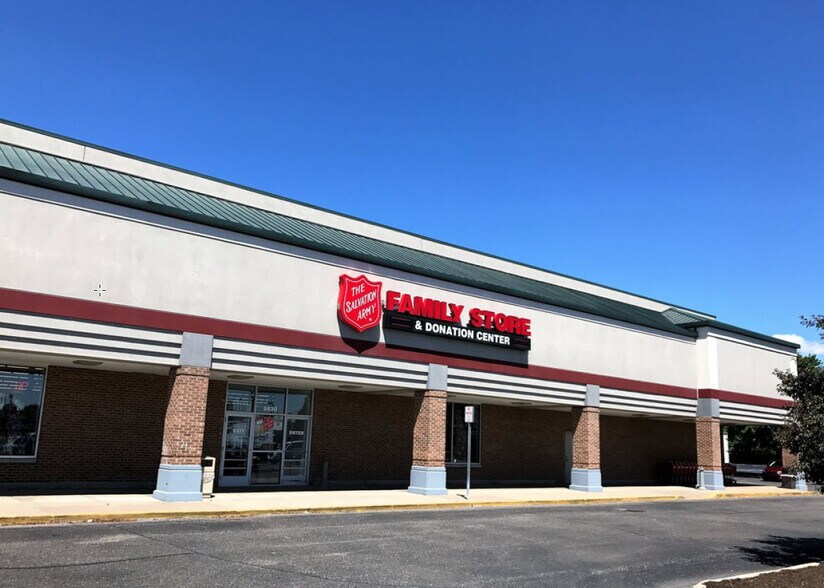 9830-9860 Telegraph Rd, Taylor, MI à louer - Photo du bâtiment - Image 3 de 5