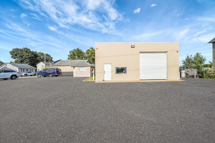 93 N Clinton Ave, Bay Shore, NY à vendre - Photo du bâtiment - Image 2 de 21