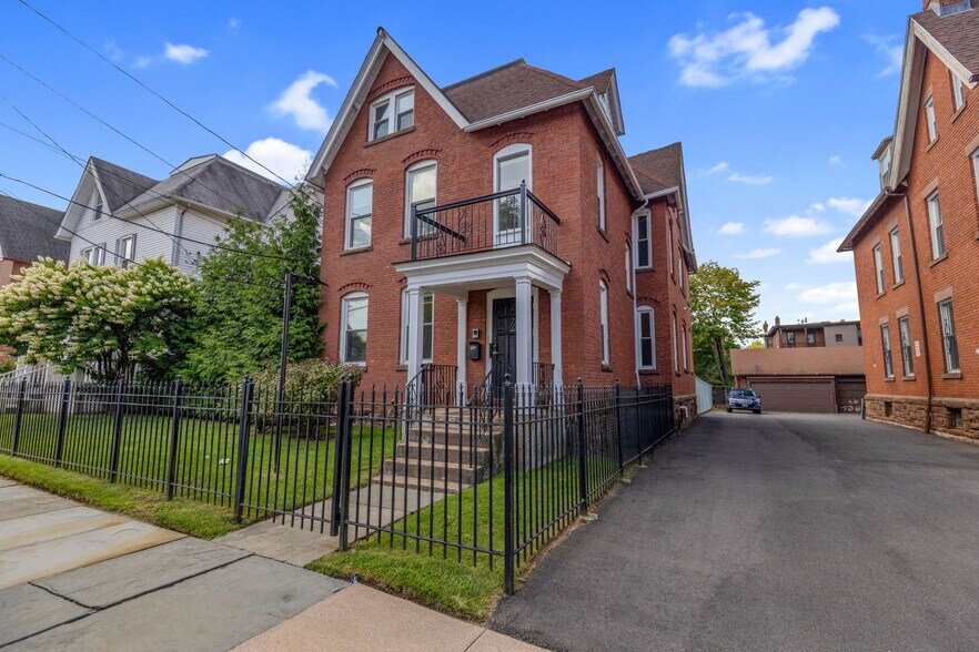 101 and 107 Oak St. Hartford CT portefeuille de 2 propriétés à vendre sur LoopNet.ca - Photo du bâtiment - Image 3 de 32