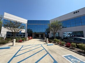 981 Corporate Center Dr, Pomona, CA for lease Building Photo- Image 2 of 7