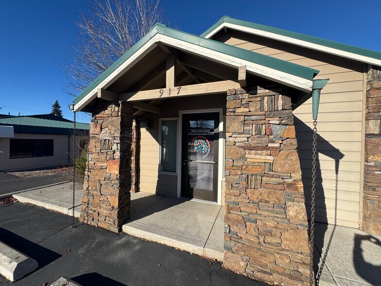 917 SW Highland Ave, Redmond, OR à vendre - Photo du bâtiment - Image 2 de 13