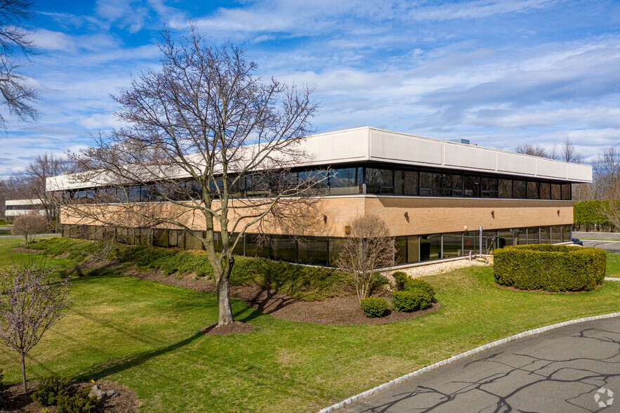 330 Passaic Ave, Fairfield, NJ for lease - Building Photo - Image 2 of 4