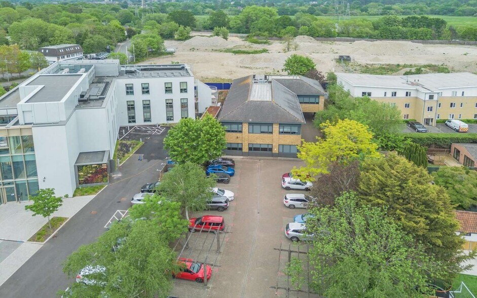2 Hamm Moor Ln, Addlestone à vendre - Photo du bâtiment - Image 2 de 8