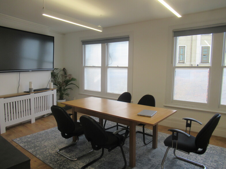 10 The Broadway, London for lease - Interior Photo - Image 2 of 6