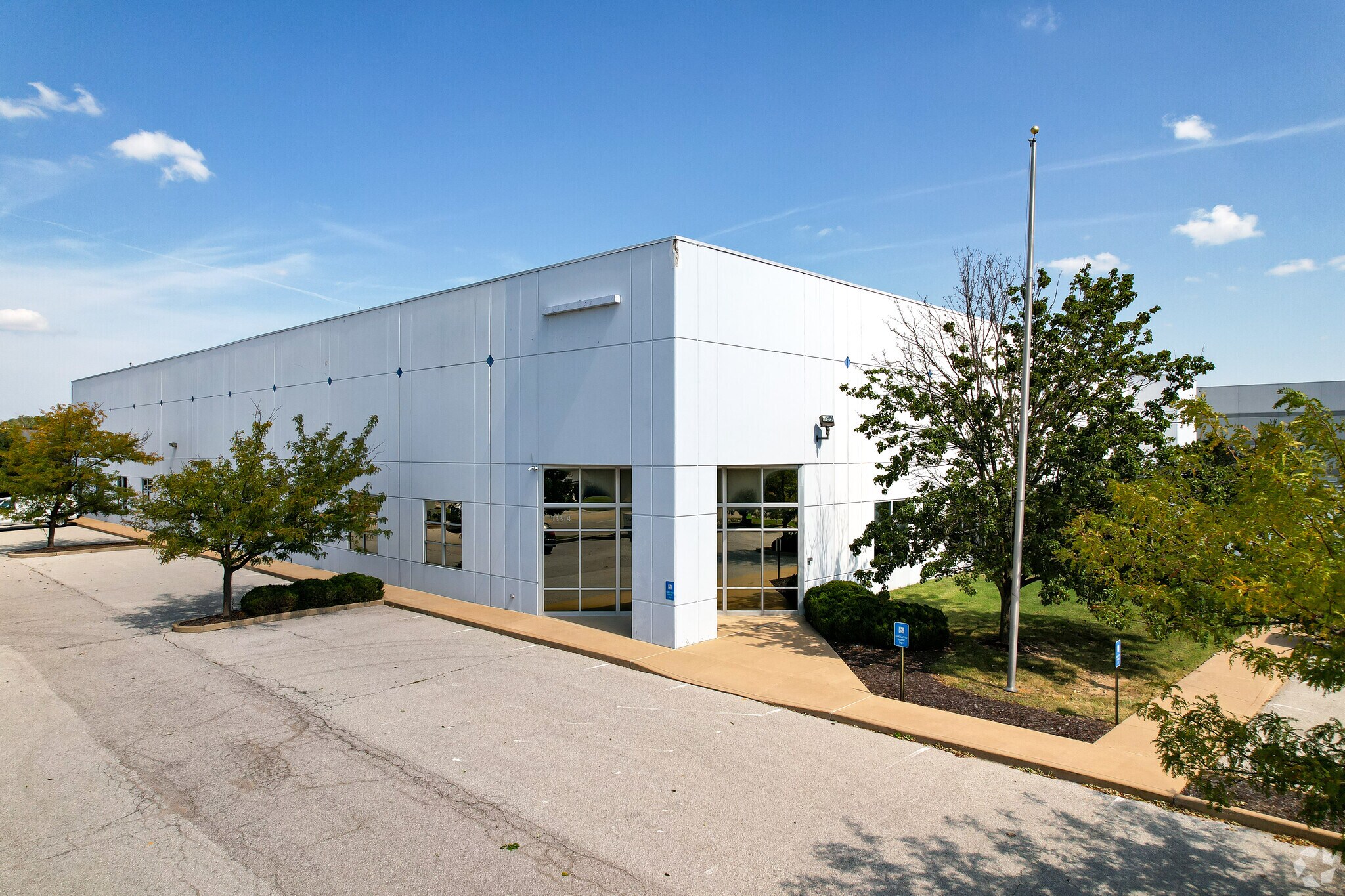 13314 Lakefront Dr, Earth City, MO à vendre Photo principale- Image 1 de 6