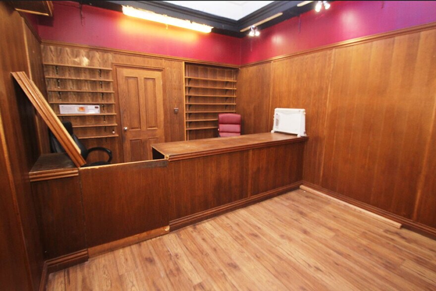 8-16 Broomknoll St, Airdrie à vendre - Photo du bâtiment - Image 3 de 9