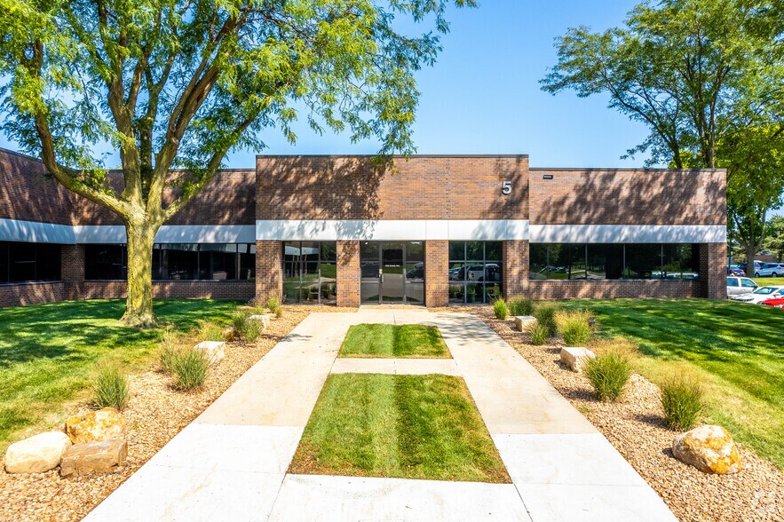 11101-11199 Aurora Ave, Urbandale, IA à louer - Photo du bâtiment - Image 3 de 5