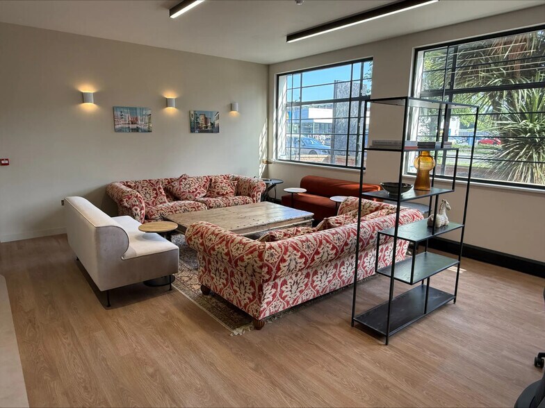 5 Elstree Way, Borehamwood for lease - Building Photo - Image 3 of 16