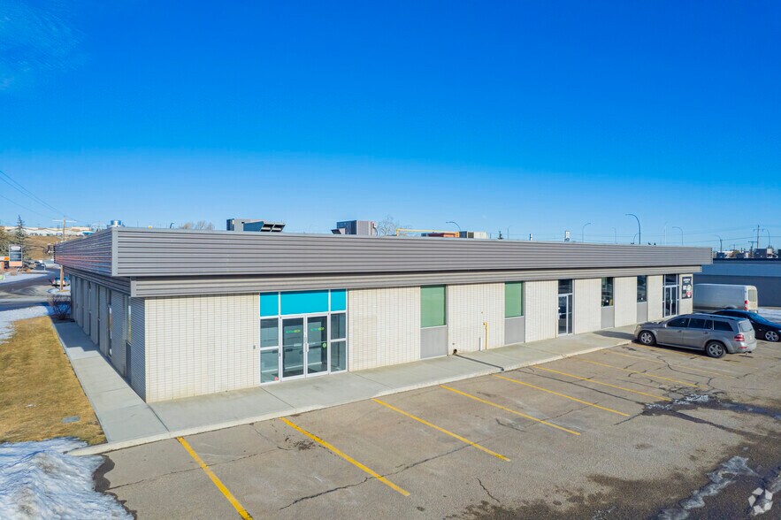 600 Manitou Rd SE, Calgary, AB à louer - Photo du bâtiment - Image 2 de 3