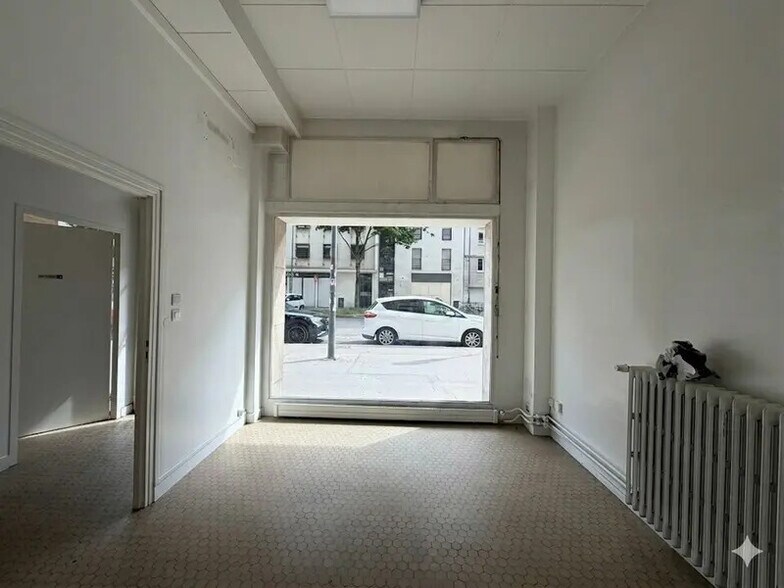 Retail in Villeurbanne for lease - Interior Photo - Image 2 of 7