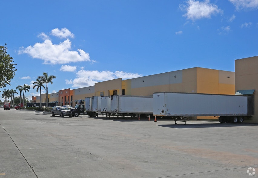 275-299 Bryan Rd, Dania Beach, FL for lease - Building Photo - Image 3 of 4