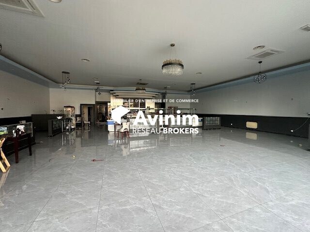 Retail in L Isle Adam for lease - Interior Photo - Image 1 of 4