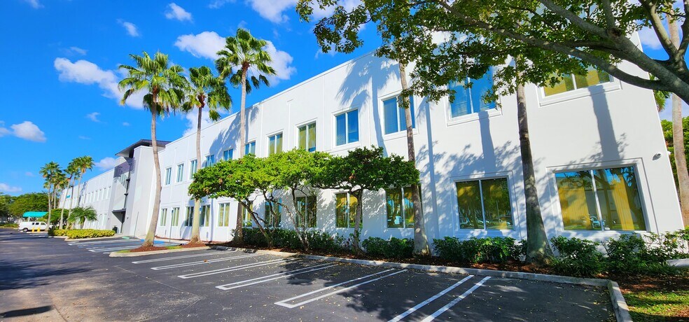 8600 NW 17th St, Doral, FL à louer - Photo du bâtiment - Image 3 de 12