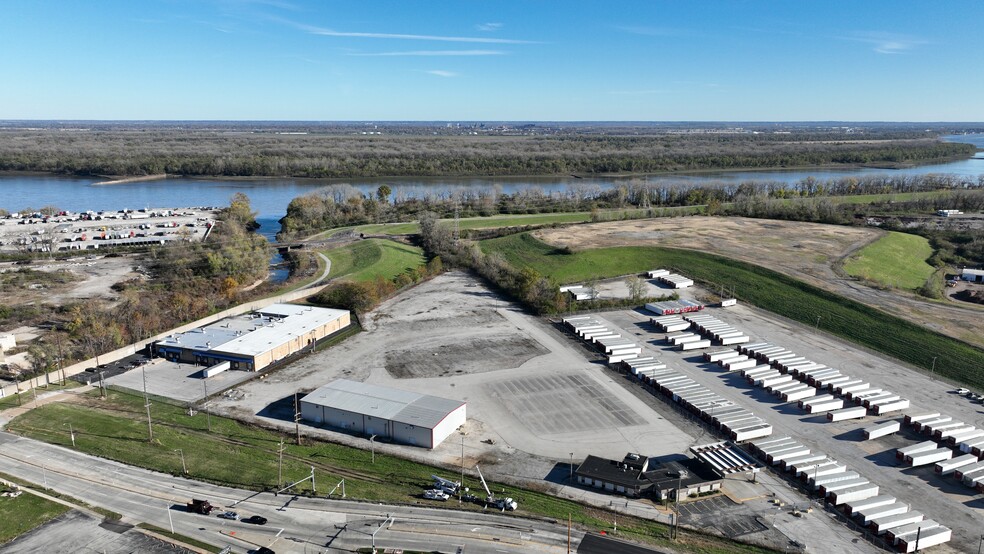 IOS Site w/ Drive-in Maintenance Bldg portefeuille de 2 propriétés à vendre sur LoopNet.ca - Photo du b timent - Image 2 de 25