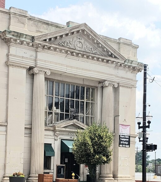 400 Court St, Saginaw, MI for lease - Building Photo - Image 2 of 8