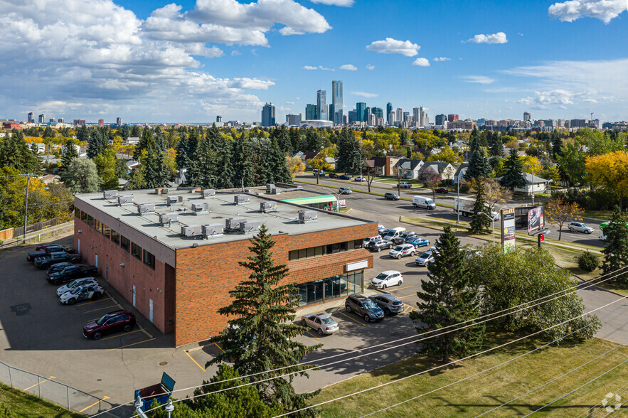 11830 111th Ave, Edmonton, AB à louer - Photo du bâtiment - Image 3 de 5