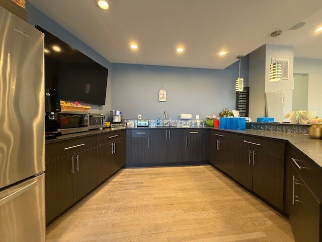 190 Laurel Rd, East Northport, NY à vendre - Photo du bâtiment - Image 3 de 29
