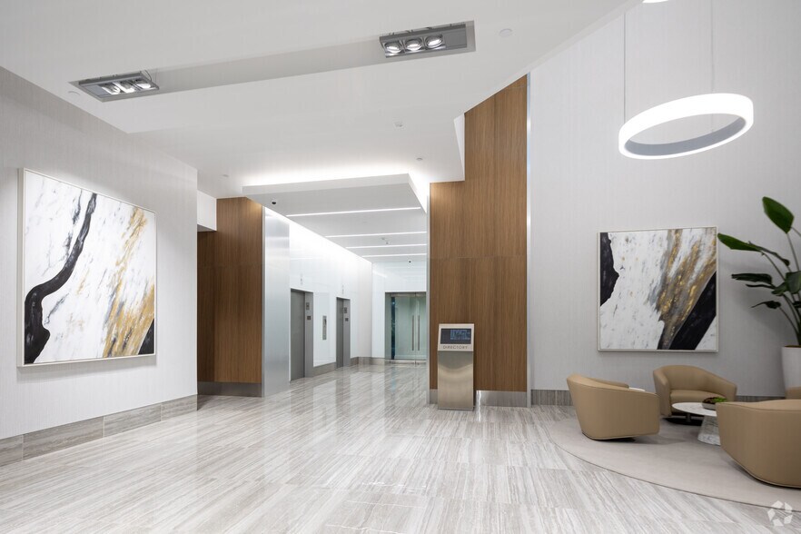 21550 Oxnard St, Woodland Hills, CA à louer - Hall d’entrée - Image 2 de 5