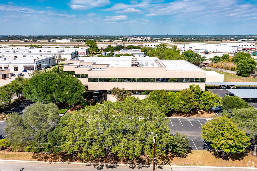 900 Isom Rd, San Antonio, TX à louer - Photo du bâtiment - Image 3 de 4