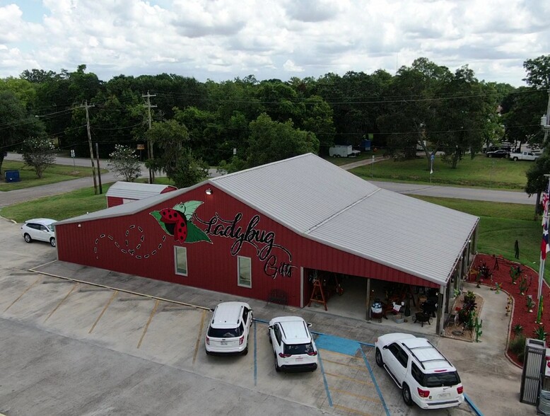 517 E Brazos Ave, West Columbia, TX for sale - Building Photo - Image 1 of 1