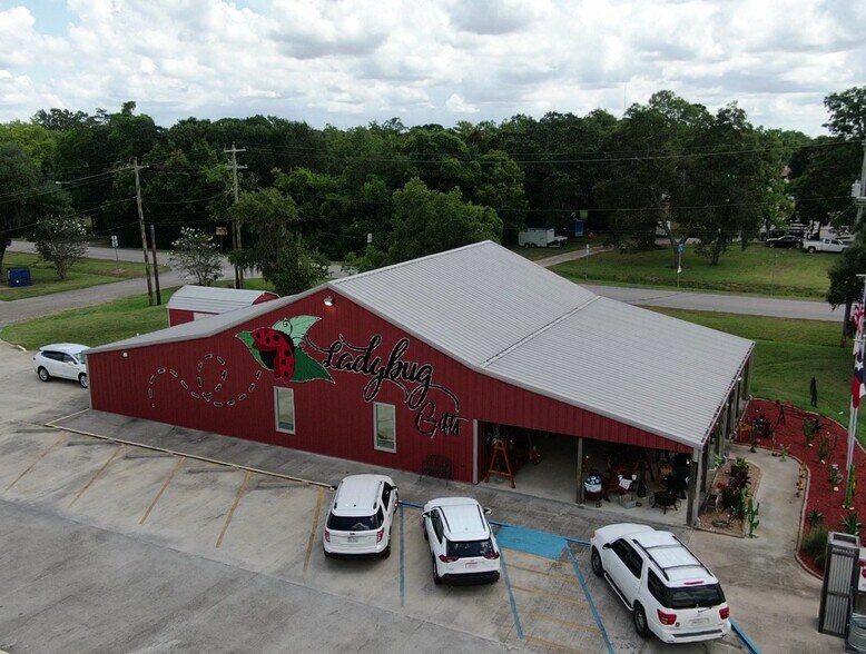 517 E Brazos Ave, West Columbia, TX à vendre - Photo du bâtiment - Image 2 de 29