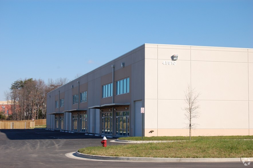 45910 Transamerica Plz, Sterling, VA for lease - Building Photo - Image 1 of 2