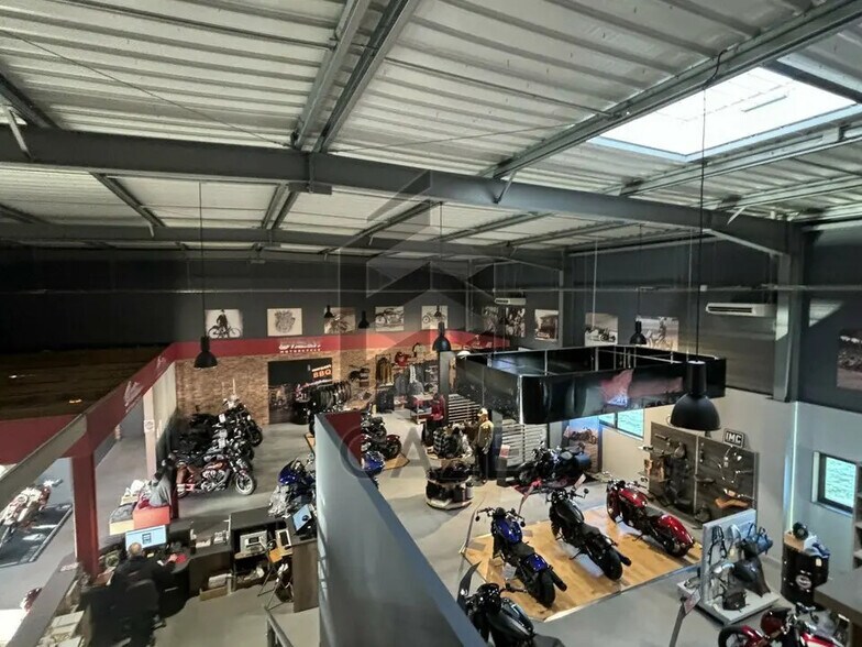 Flex in Mérignac for lease - Interior Photo - Image 3 of 9