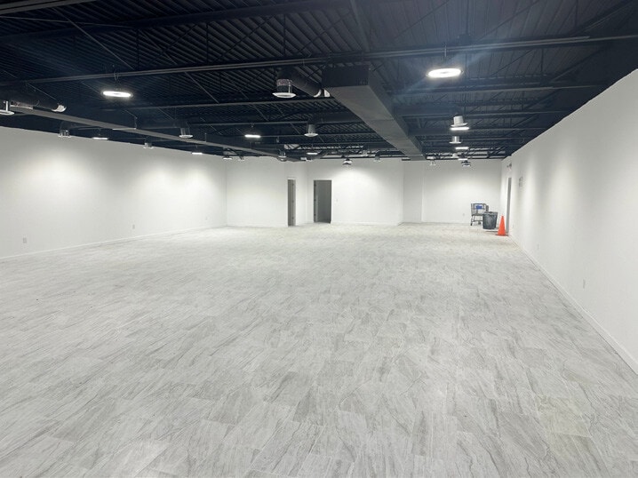 15163 E 10 Mile Rd, Eastpointe, MI for lease - Interior Photo - Image 3 of 4