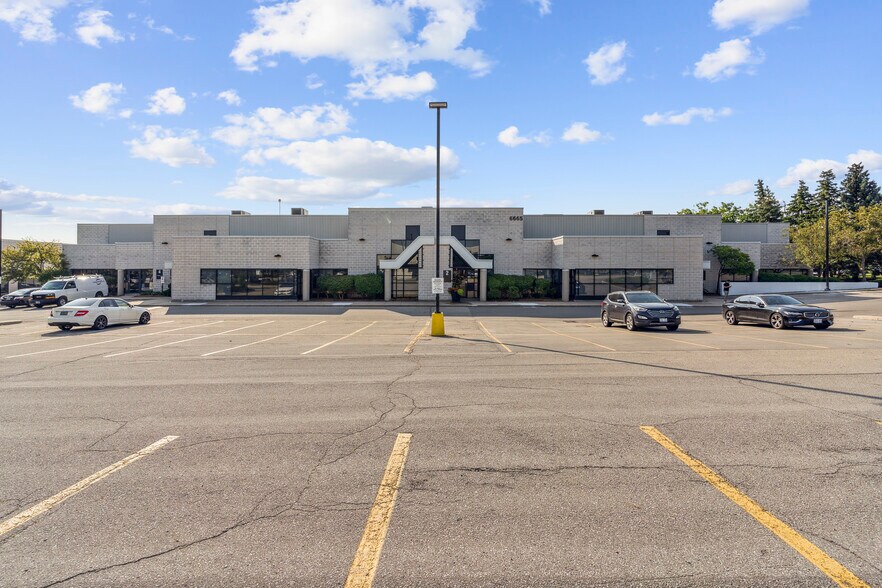 6665 Millcreek Dr, Mississauga, ON à louer - Photo du bâtiment - Image 3 de 4
