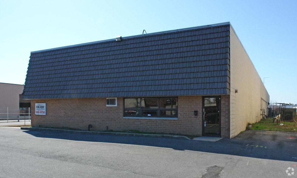 860 S 2nd St, Ronkonkoma, NY à louer - Photo du bâtiment - Image 2 de 10