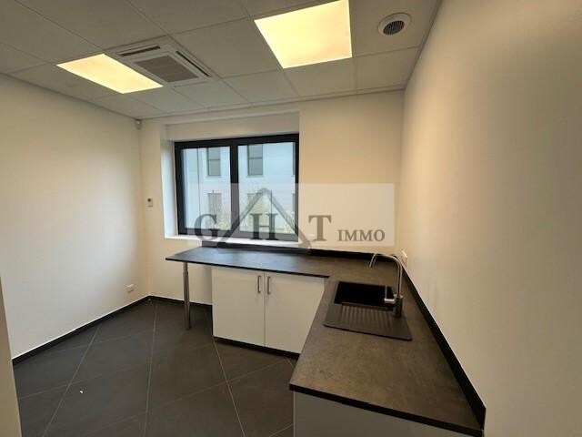 Office in Saint-Pierre-du-Perray for lease - Interior Photo - Image 3 of 9