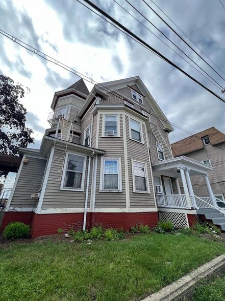 260 Lonsdale Ave, Pawtucket, RI à vendre - Photo principale - Image 1 de 1