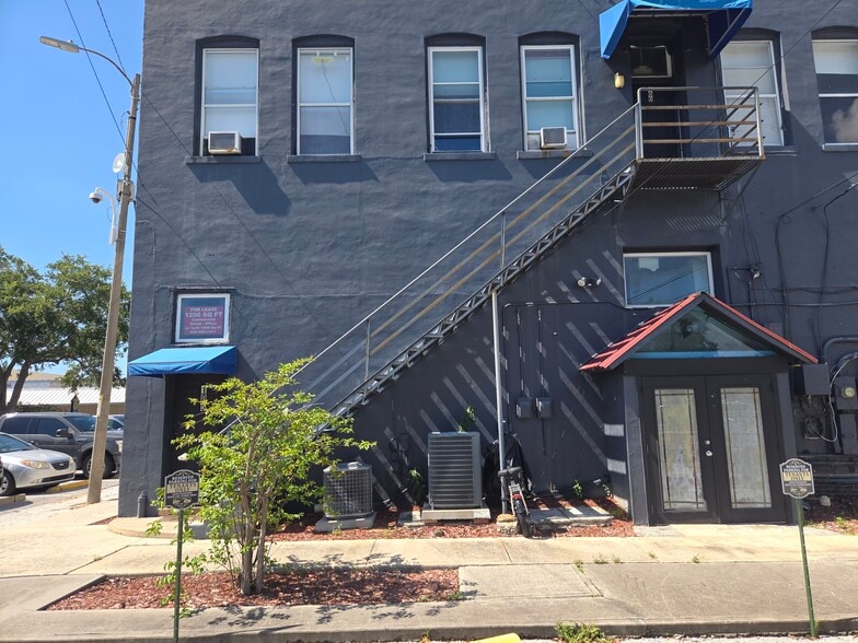 105 E Court St, Tarpon Springs, FL for lease - Building Photo - Image 1 of 14