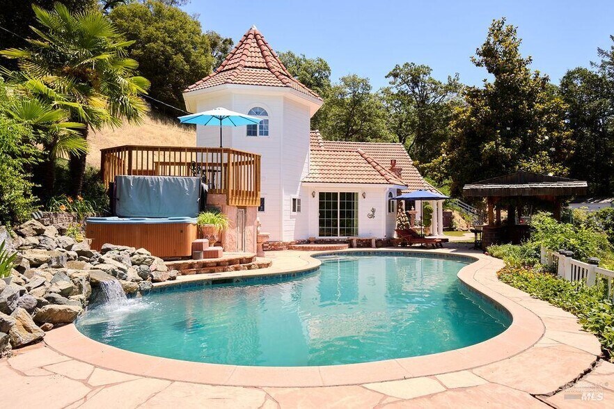 19400 Scenic Dr, Redwood Valley, CA à vendre - Photo du bâtiment - Image 3 de 66
