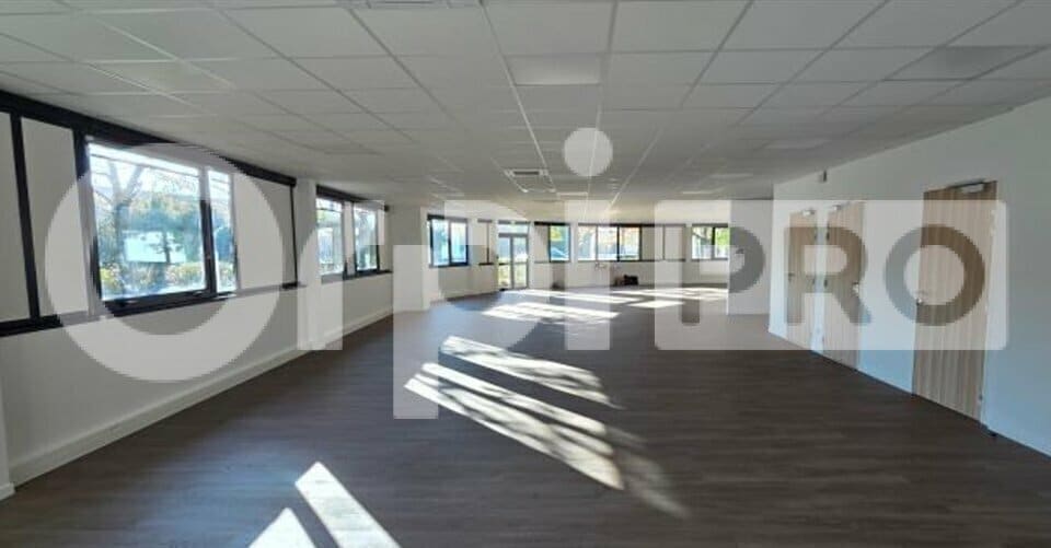 Flex in Lieusaint for lease - Interior Photo - Image 2 of 4